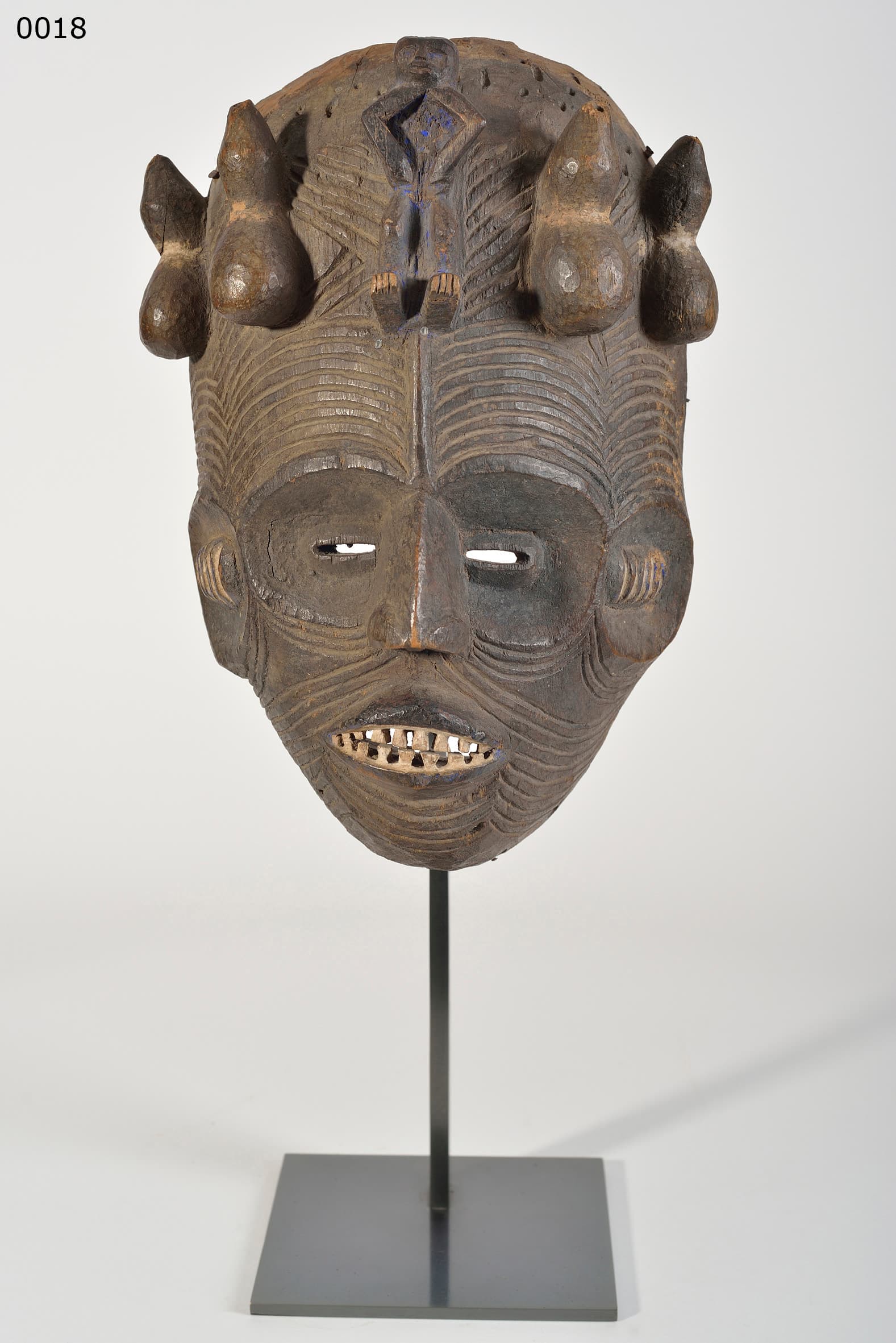 Igbo — masque sur socle Metra