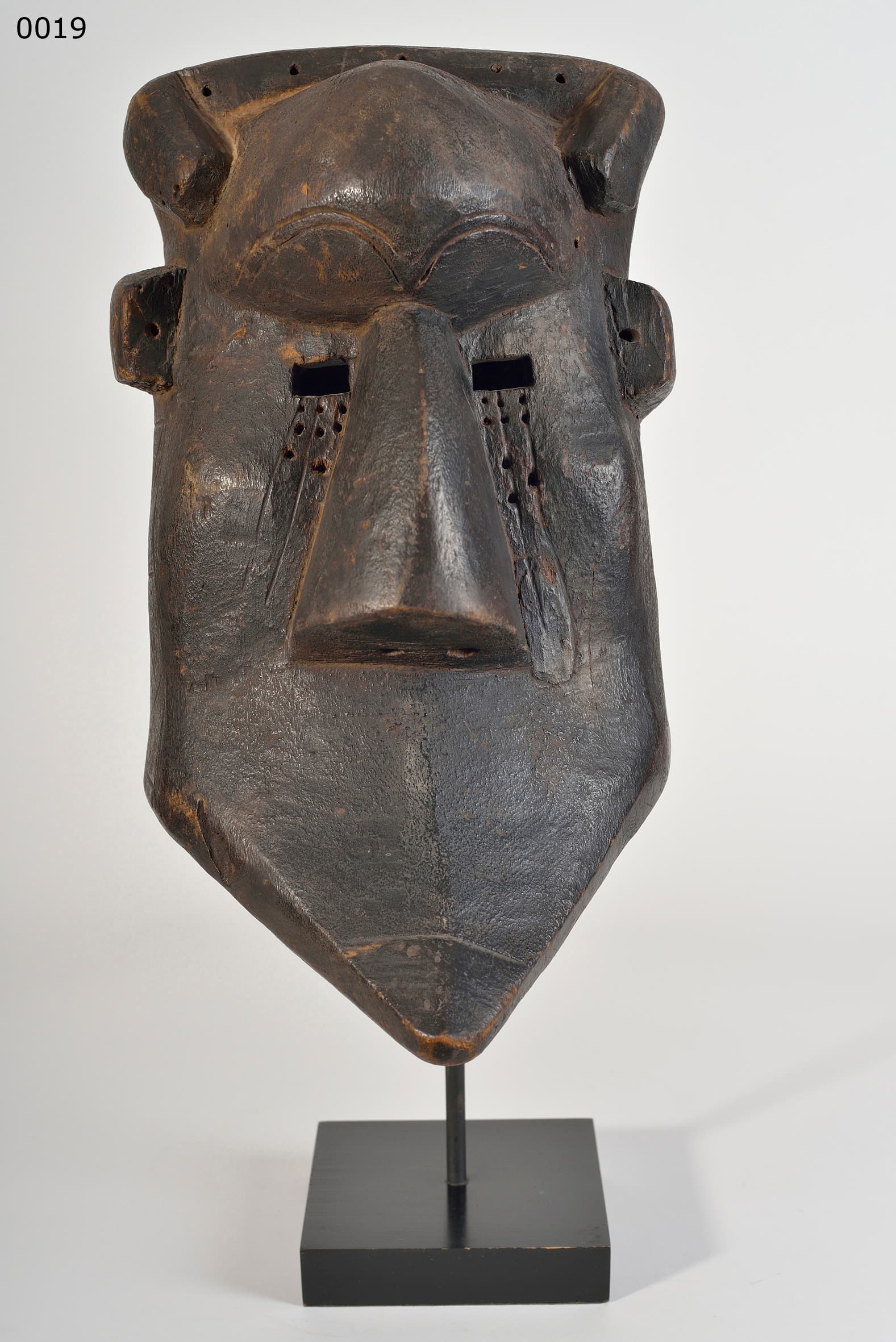 KUBA — masque-casque (appelé PWOOM, exposé à l'ambassade de France à Vienne)