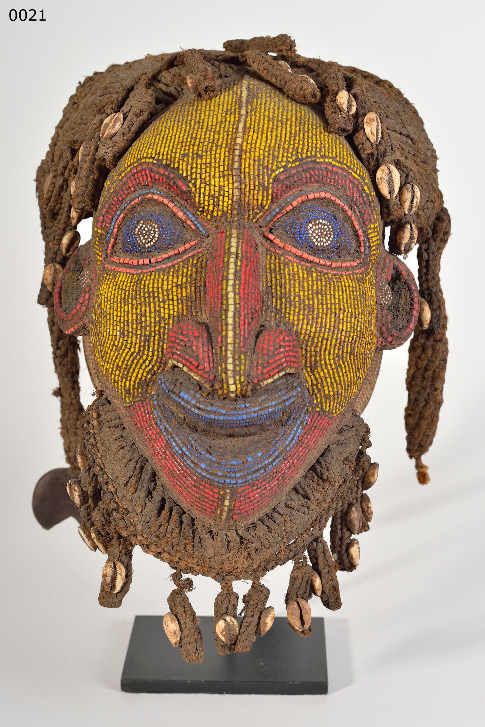 BAMUN — masque (recouvert de perles - coquillages sur tissu)