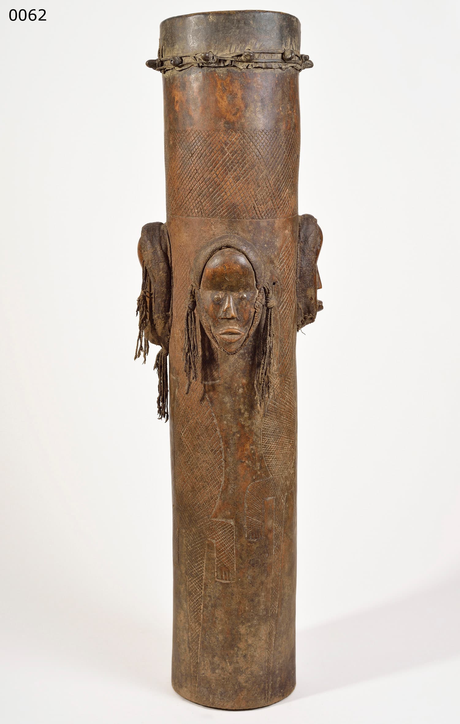 Dan — rare tambour rituel avec quatre masques