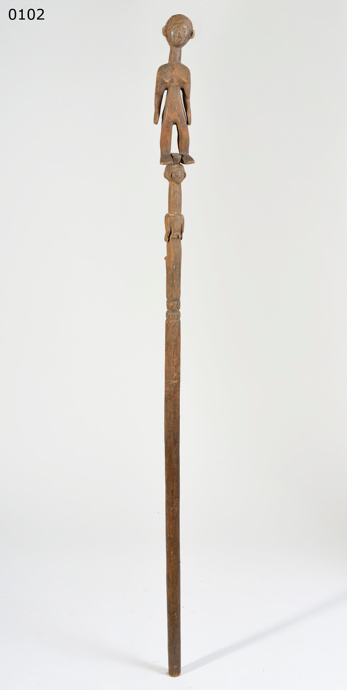 KAHE — bâton de prestige avec deux figures féminines