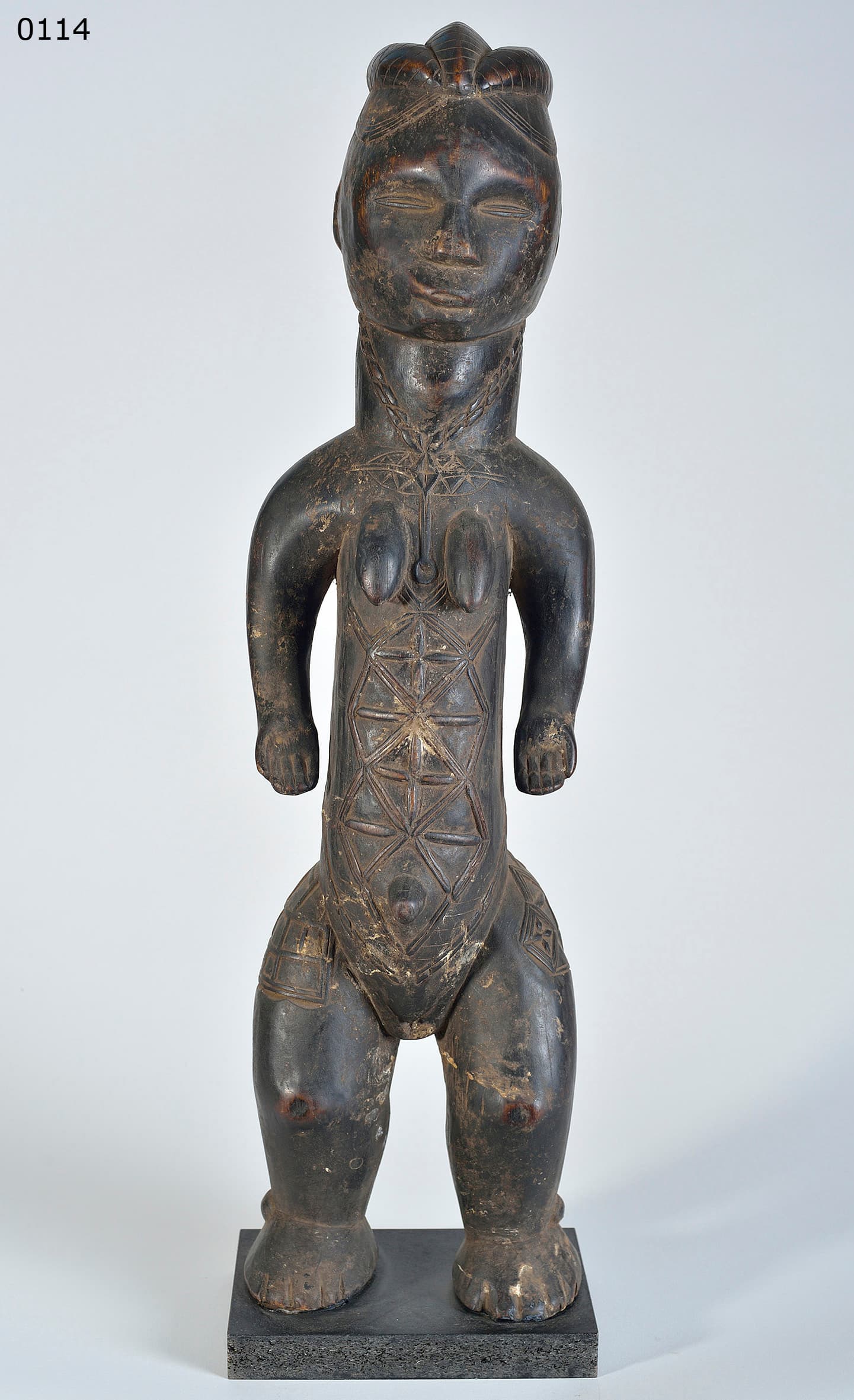 BETE — statue d'ancêtre féminin