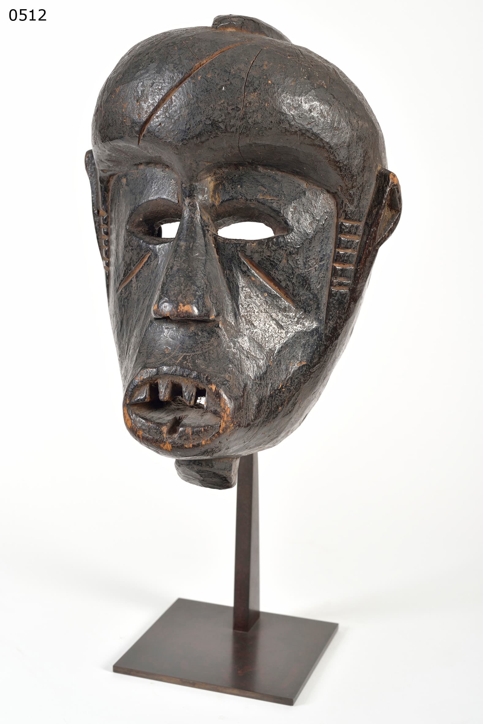 Bembe — masque sur socle METRA