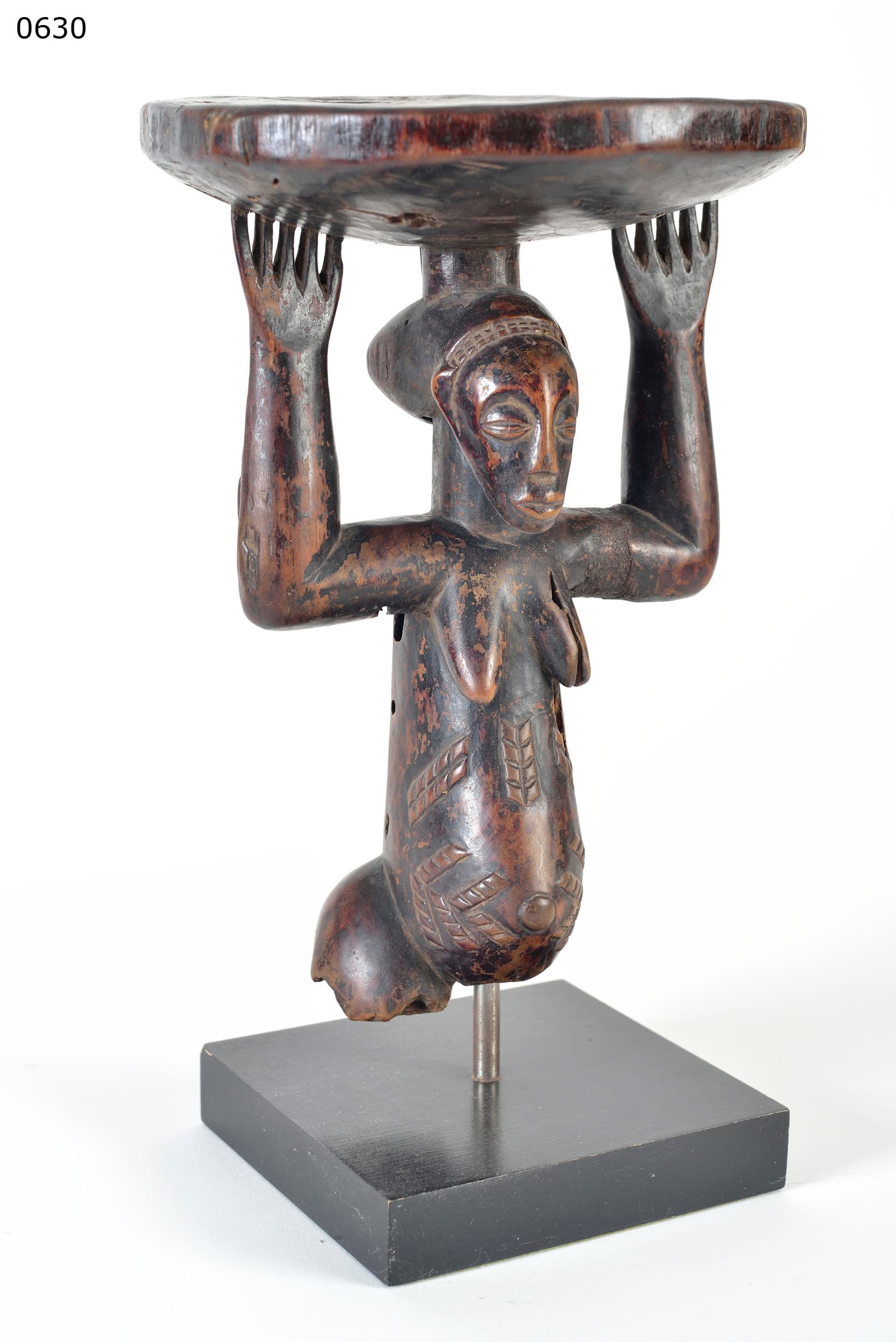 LUBA — tabouret de cariatide/porte-boules (Mboko - absent d'Excel, identifié stylistiquement)