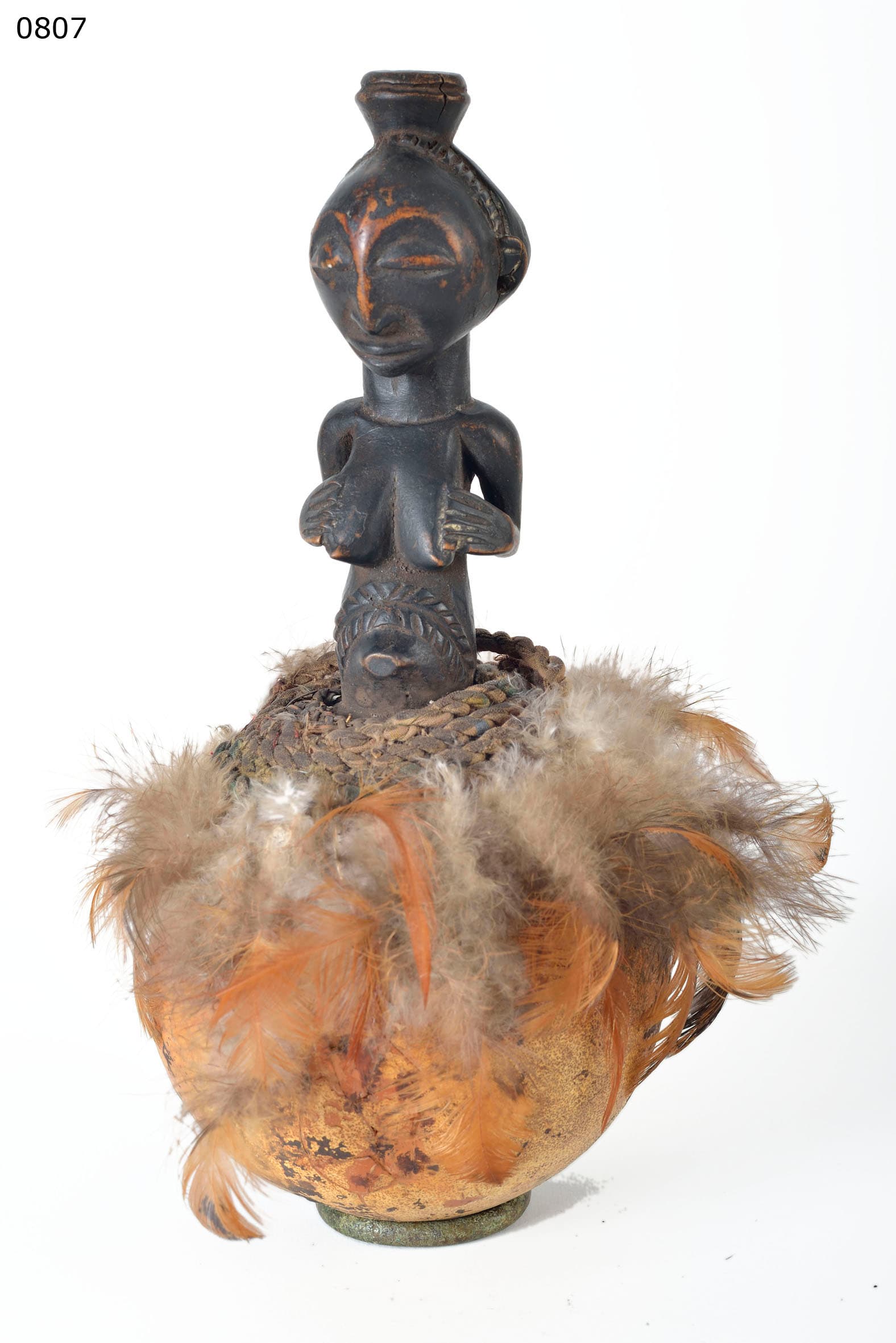 Luba/Hemba — figure féminine sur calebasse