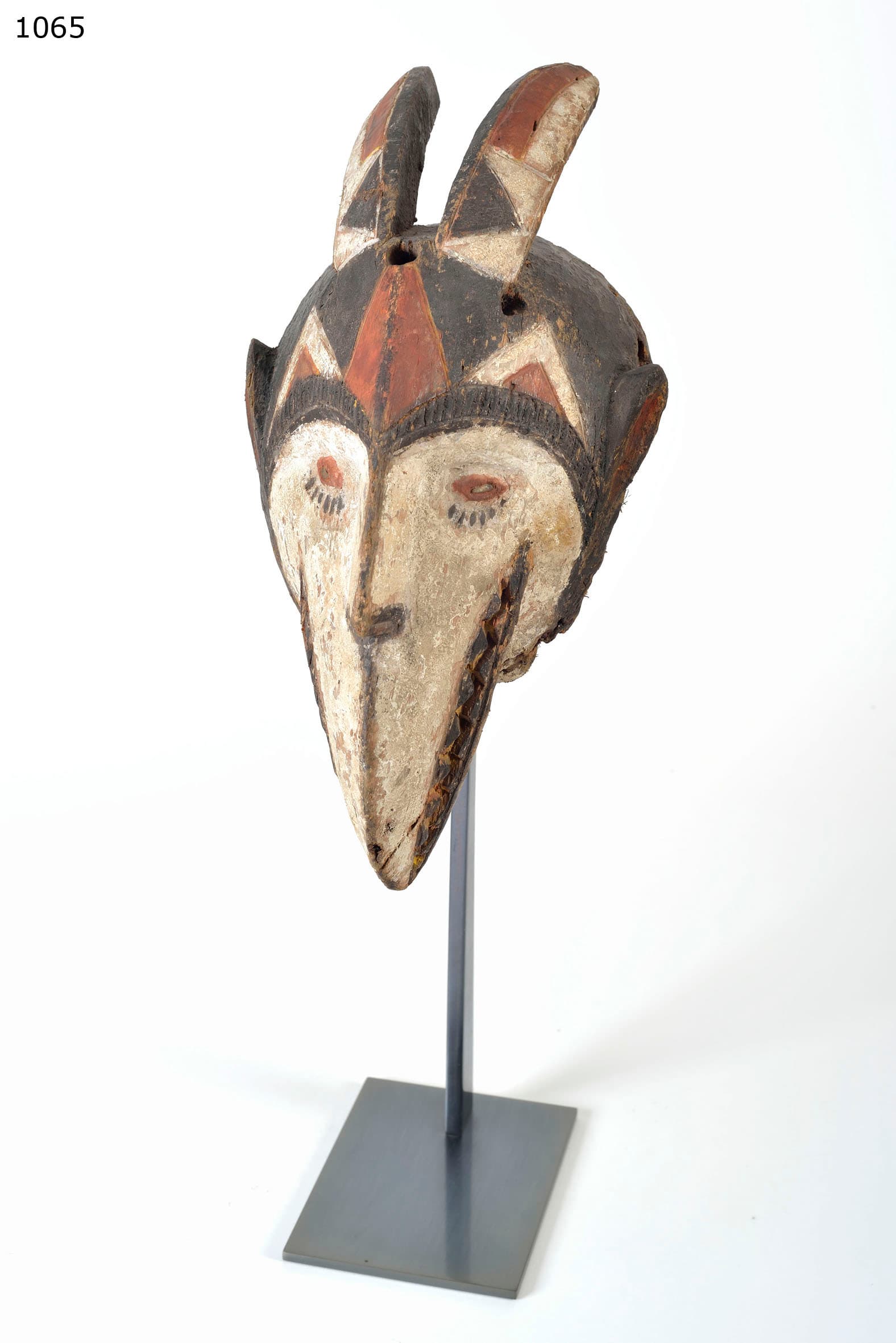 Boki — animal headcrest mask on METRA socle
