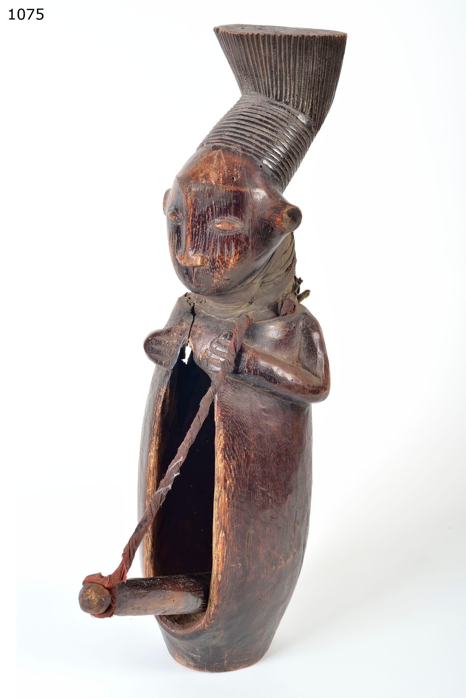 MANGBETU — tambour à fente cermoniale